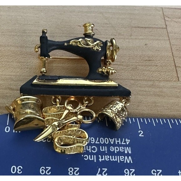 Vintage Danecraft Brooch Antique Sewing Machine Black/Gold w Dangle Charms 2x3" - Picture 4 of 4